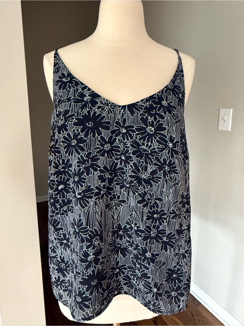 Banana Republic flotal navy blue white camo tank top M